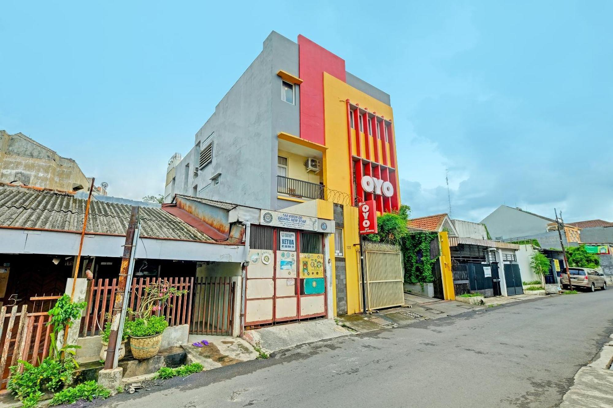 Sky Guesthouse Semarang Exterior photo