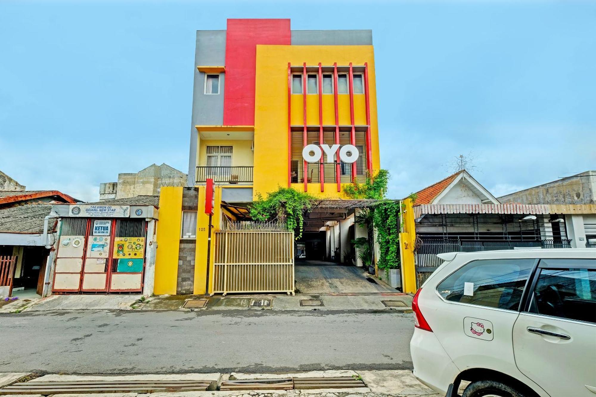 Sky Guesthouse Semarang Exterior photo