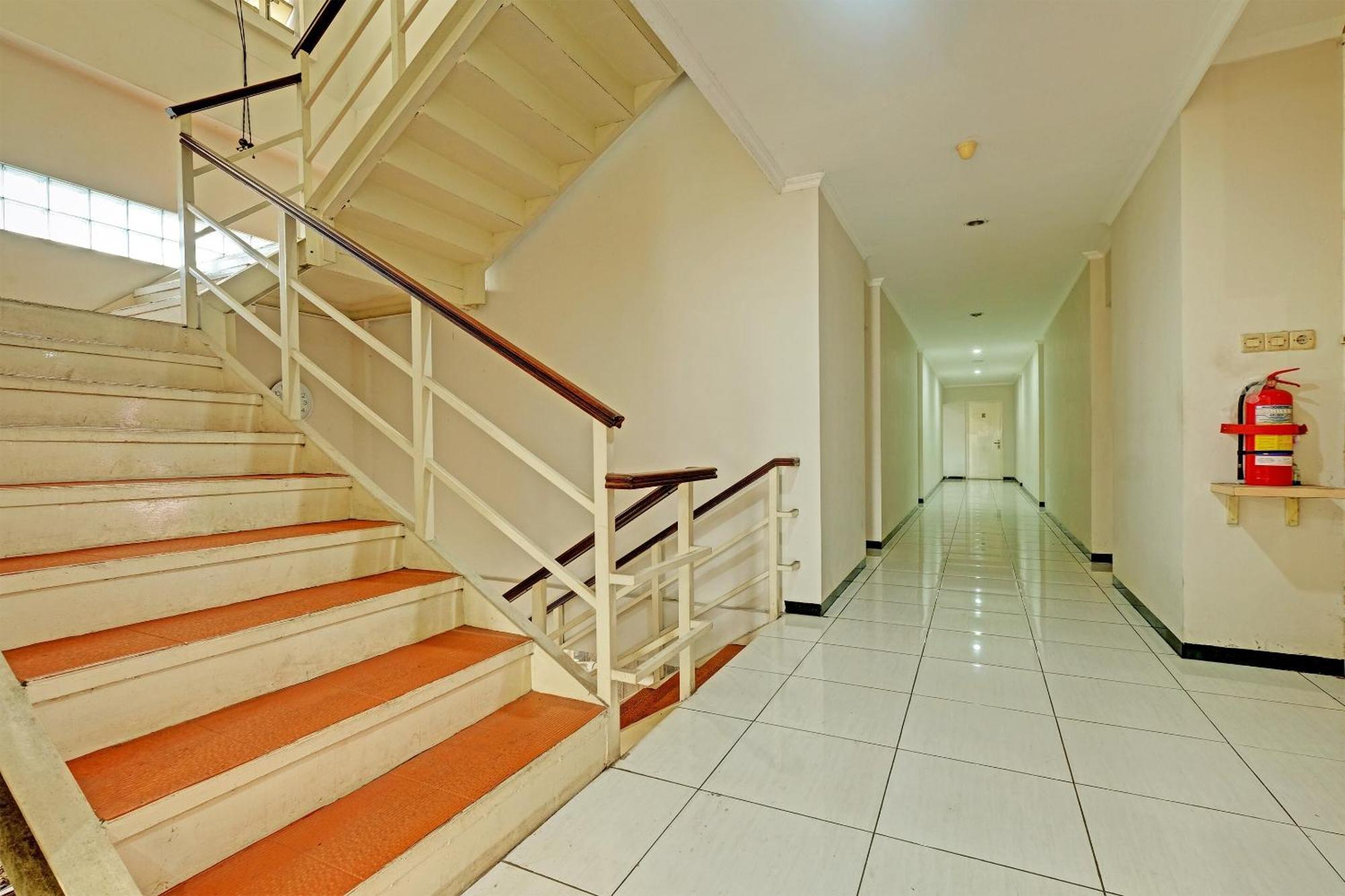 Sky Guesthouse Semarang Exterior photo